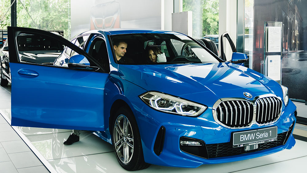 vizionare clienti model bmw seria 1 albastru automobile bavaria